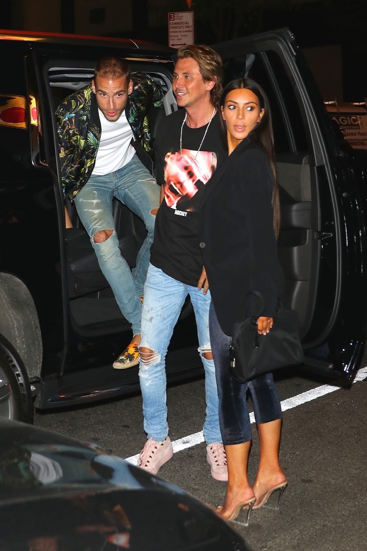 Kim Kardashian salió a cenar con la estrella de realities Jonathan Cheban y el relacionista público Simon Huck al restaurante Estiatorio Milos, uno de los más reconocidos en el mundo de comida marina y mediterránea. Kardashian usó un brazalete Gucci, leggings de terciopelo, un blaze negro, tacones y algo que parece un simple brasier.