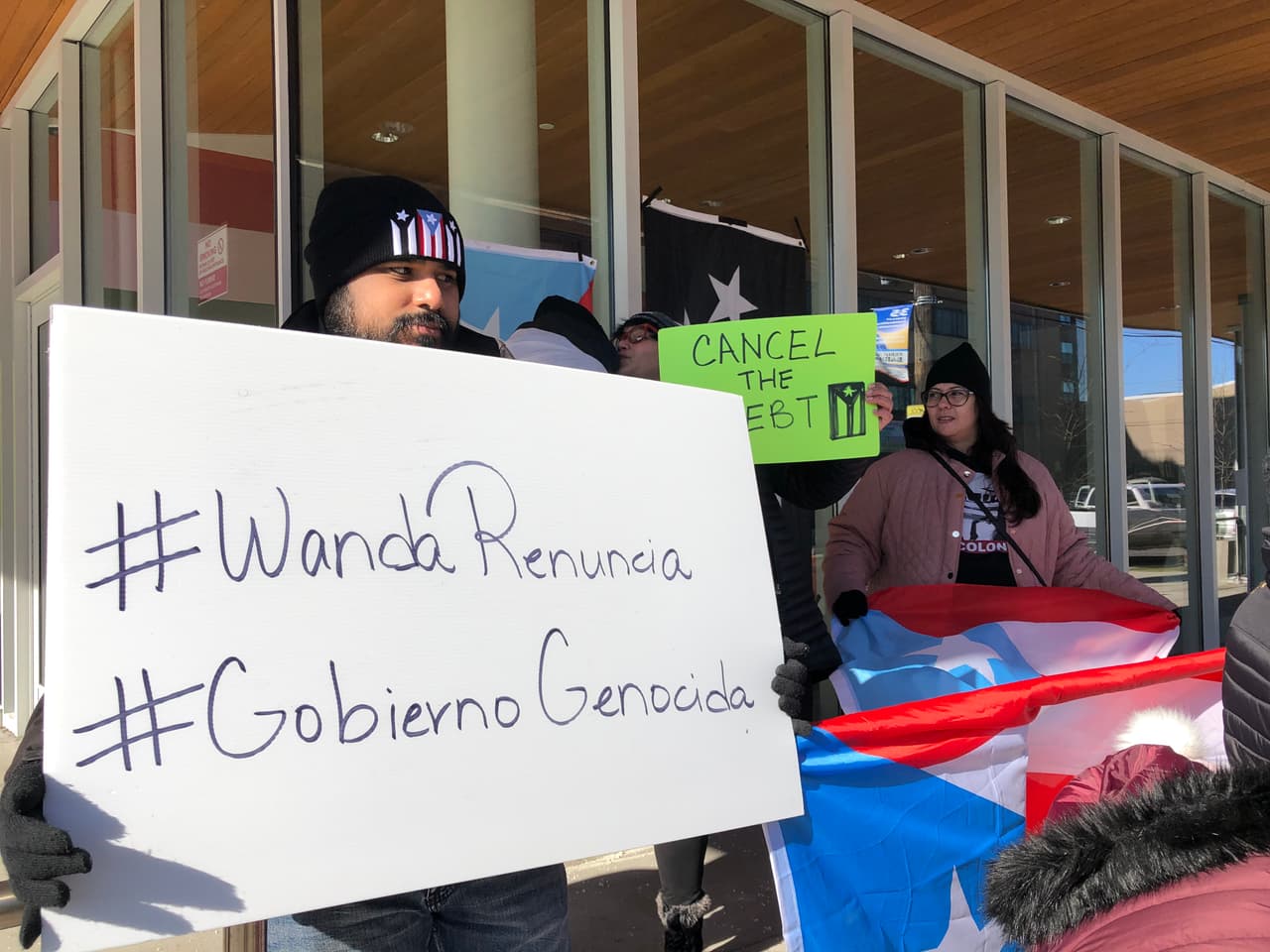 Otro aspecto que formó parte de las alocuciones fue la solicitud de renuncia a la gobernadora de Puerto Rico Wanda Vázquez Garced y la alcaldesa de Ponce, María Meléndez Altieri. “Wanda renuncia, Wanda renuncia”, entonaban mientras simpatizantes que transitaban por la avenida Allegheny se unian sonando las bocinas de sus automóviles.