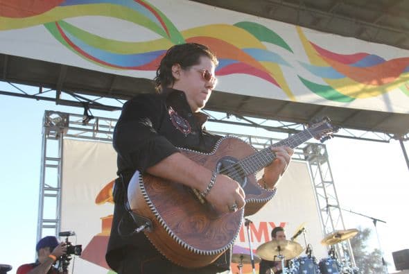 Los corridos de la banda grupera “Voz de Mando” se hicieron sentir en los Latin Grammy Streets Parties en Phoenix, donde los fanáticos esperaban ansiosos y cantaron con entusiasmo las más famosas canciones de esta agrupación. 