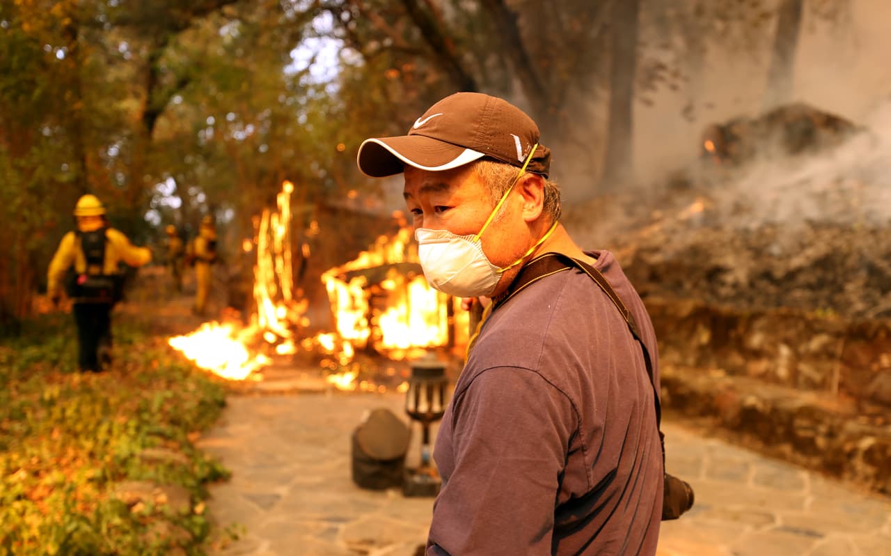 Unas 53,000 personas en los condados de Napa y Sonoma tuvieron que ser evacuadas desde las primeras horas del domingo, y conforme el incendio gana tamaño, las autoridades le han advertido a otros 14,600 residentes que deben estar listos para abandonar sus hogares en cuanto se les de la orden.