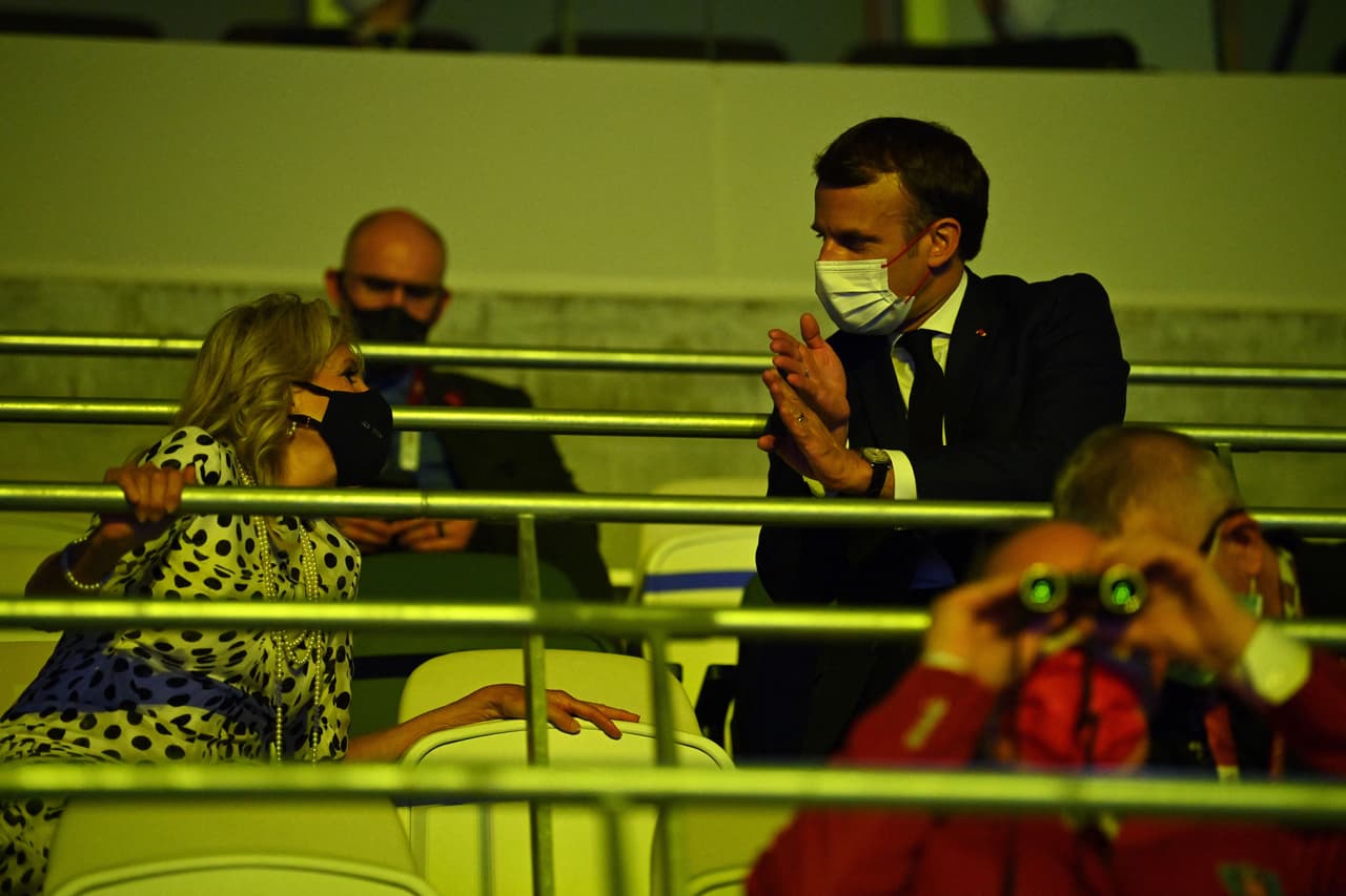 Jill Biden conversando con Emmanuel Macron. El mandatario francés fue uno de los pocos que pudo asistir a la inauguración del evento.