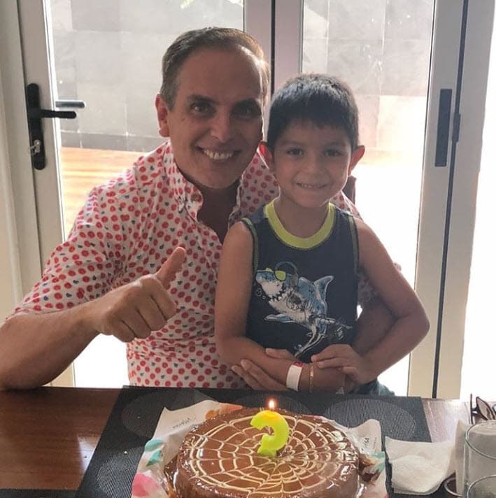 La situación del duelo en el niño llegó a un punto en que su madre
<b><a href="https://www.univision.com/famosos/xavier-ortiz-hijo-repetir-suicidio" target="_blank">temió que "repitiera la historia"</a></b> de suicidio del cantante por una serie de cartas que el pequeño escribió.
<br>