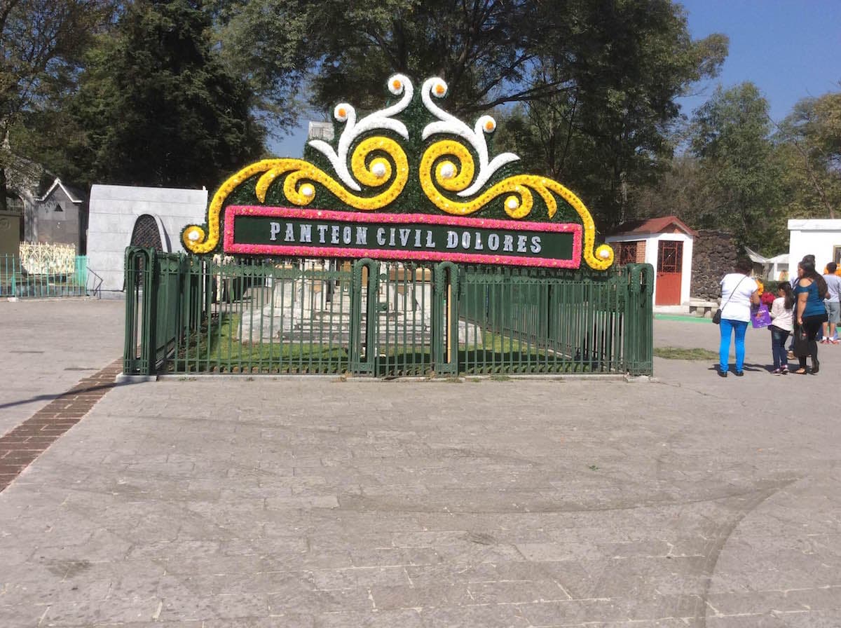 El Panteón Civil Dolores es uno de los 120 cementerios de la Ciudad de México y uno de los más visitados