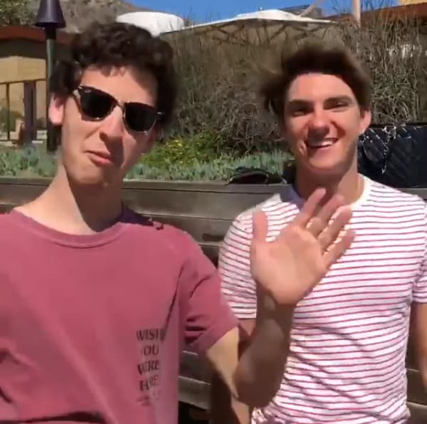 Los jovencitos no dejaron de saludar en los videos que la Flaca grababa.