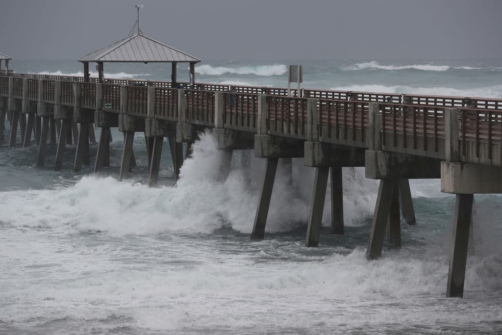 Lluvias y oleaje peligroso golpean Florida Central mientras el huracán Imelda se aleja