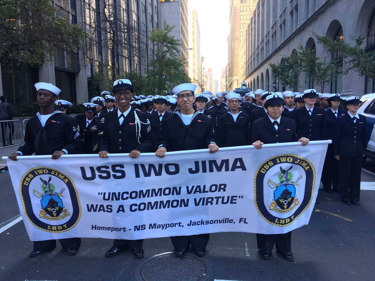 Una de las delegaciones en la marcha del Día de los Veteranos en Nueva York.