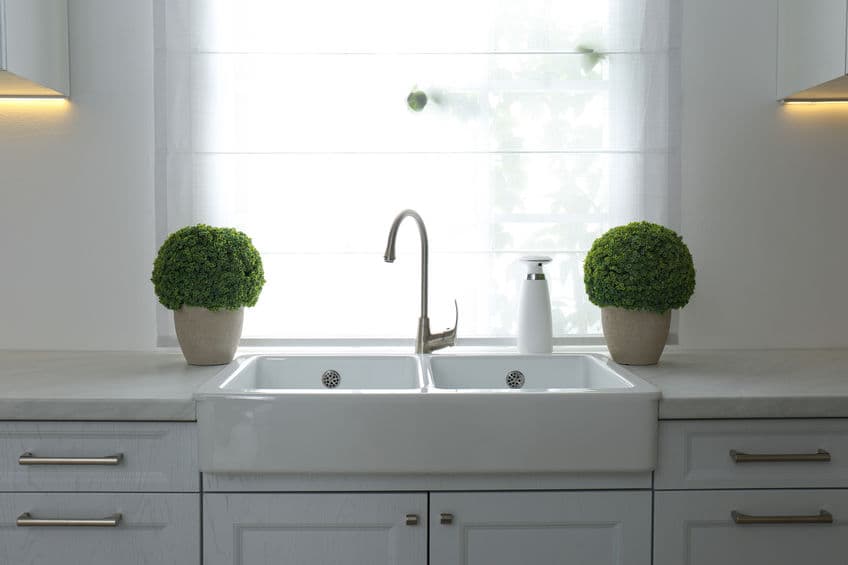 El fregadero es la opción ideal, sobre todo si se goza de excelente iluminación natural. Incluso, puedes aprovechar y colocar más de una maceta o un huerto con plantas aromáticas o especias.