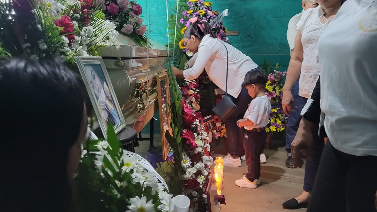 El cuerpo de 
<b><a href="https://www.univision.com/local/houston-kxln/anggy-diaz-decapitada-jared-dicus-asesinato-condado-waller-houston" target="_blank">Anggy Díaz </a></b>llegó a El Salvador el lunes 23 de enero y después partió con rumbo a su país natal, Nicaragua, donde la esperaba su madre de crianza, familiares, amigos y miembros de la comunidad.