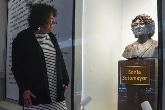 Jueza Sonia Sotomayor devela busto de bronce en su honor en el Bronx