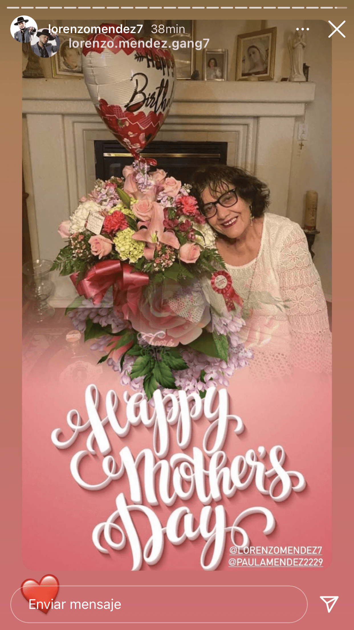Desde plena gira de conciertos por California, 
<b>Lorenzo Méndez</b> se tomó un momento para mandar una felicitación a su madre, Paula.