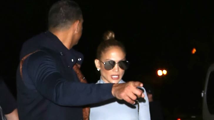 Jennifer López no muestra la cara sino los pies de Alex Rodríguez