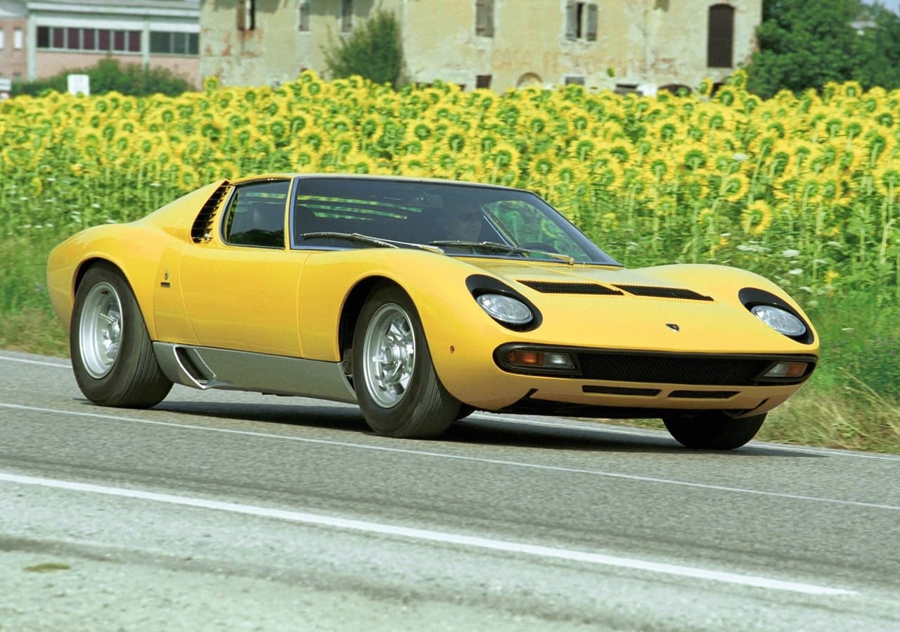 <h3 class="cms-h3-H3">23. Lamborghini Miura 1966 - 1973</h3>
<br>
<br>
<b>Diseñado por Marcello Gandini para Bertone.</b>
<br>
<br>El exquisito Miura aparte de su belleza cuenta con la distinción de haber sido el primer vehículo superdeportivo de dos puestos de producción con motor central. Este auto fue concebido en secreto por un grupon de ingenieros del fabricante ya que su fundador Ferruccio Lamborghini, prefería los gran turismos a los carros de carreras para las calles. La entusiasta reacción de la prensa y el público asistente al Auto Show de Ginebra de 1966 convencieron a Lamborghini a darle luz verde a la producción del Miura. El Miura fue sustituido en 1973 por el Countach, un auto del que se pueden decir muchas cosas, pero 'bonito' no es una de ellas.