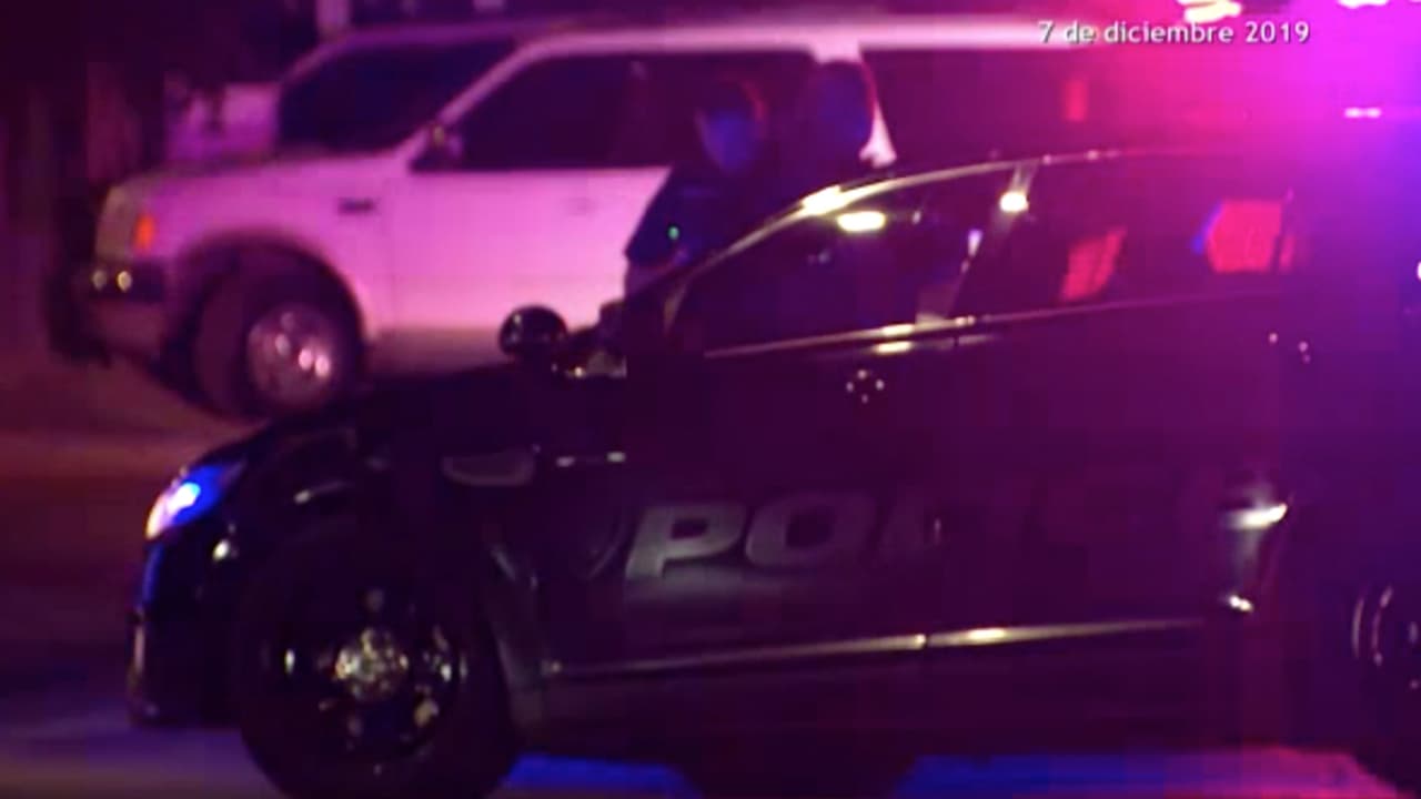 Aunque 
<a href="https://www.univision.com/local/houston-kxln/servicio-funerario-del-sargento-christopher-brewster-se-realizara-el-proximo-jueves">Brewster</a> resultó mortalmente herido, el sargento envió por radio la descripción de Arturo Solís.