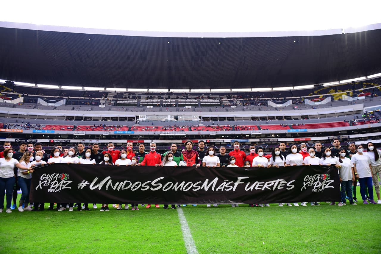 Los equipos se unieron paa enviar un mensaje de paz.