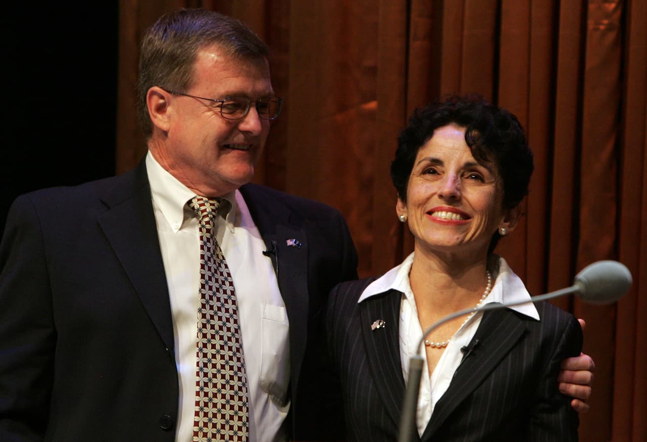 <b>Dra. France A. Córdova</b> (derecha), astrofísica.