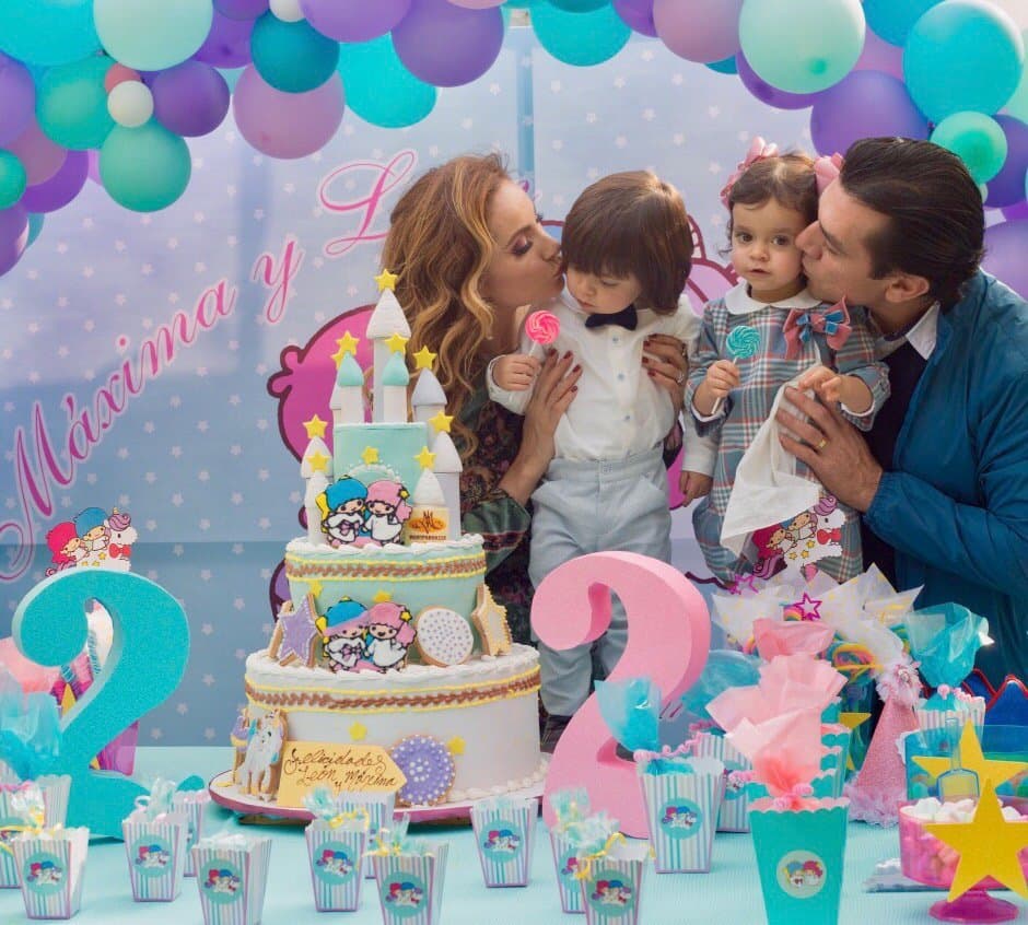 Aunque el actor no es aficionado de las redes sociales, su esposa Elizabeth Álvarez ha compartido fotografías donde revela que el actor se encuentra disfrutando su etapa de padre al lado de sus mellizos 
<b><a href="https://www.univision.com/programas/novelas/mira-como-han-crecido-los-mellizos-de-jorge-salinas-y-elizabeth-alvarez-fotos#b7fb4b0e0000" target="_blank">más pequeños</a></b>.