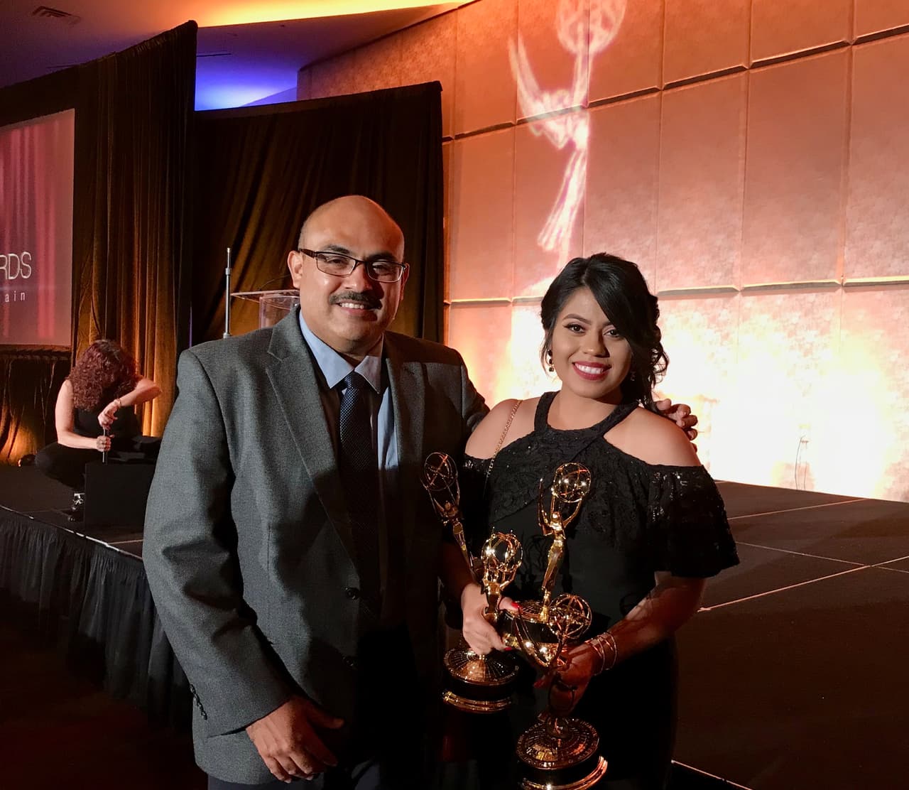 El director de noticias Juan Villa posa junto a la video periodista Liliana Salgado que recibió cuatro Emmys.
