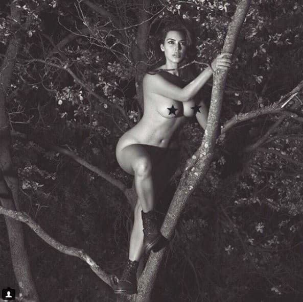 Pero ésta no es la primera vez que la socialité soprende con sus atrevidas fotos. En septiembre pasado, Kim Kardashian publicó esta imagen tomada por Mert and Marcus, dos prestigiosos fotógrafos que hicieron posar a la estrella para un libro recopilatorio.