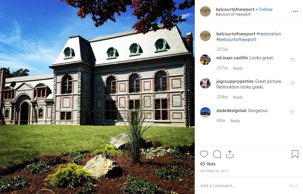 Los enamorados están listos para decir "sí, acepto" en la lujosa mansión Belcourt en Newport, Rhode Island. Este complejo que tardó tres años en construirse, de 1892 a 1894, fue diseñado por el famoso arquitecto estadounidense Richard Morris Hunt, quien se inspiró en el pabellón de caza de Luis XIII en Versalles, según detalla el mismo portal.