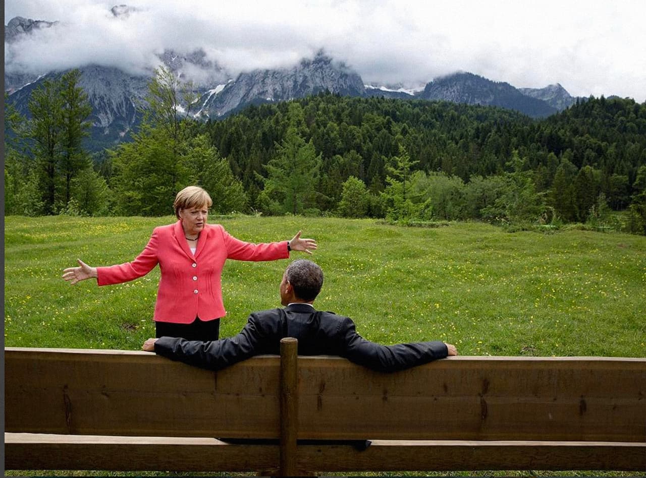 <b>Merkel y sus gestos.</b> "La canciller Ángela Merkel habla con el presidente Obama en la cumbre del G7 en Alemania en 2015. Ayer recibí un paquete inesperado en el correo: una copia de mí tomando fotos en esta cumbre, firmada por la canciller Merkel".