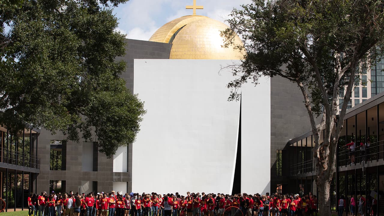 El requisito es haber terminado la preparatoria y el límite de edad es hasta los 45 años.