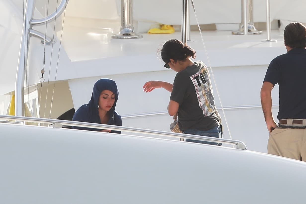 El rostro de Lady Gaga en las imágenes tomadas durante su cumpleaños refleja tristeza, desgano, incluso en algunas fotos se le ve cabizbaja.