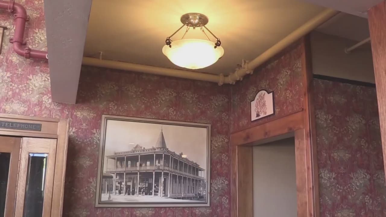 <h3 class="cms-H3-H3"> <b>Flagstaff </b></h3>
<br>Empleados del Hotel Weatherford hablan de sus encuentros con actividad paranormal en ese histórico lugar. Otros sitios históricos en el centro de Flagstaff también tienen historias de fantasmas, que los visitantes más aventurados pueden conocer.