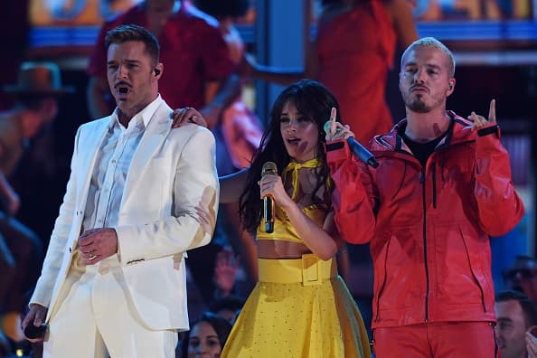 El puertorriqueño Ricky Martin, la cubano/estadounidense Camila Cabello y el colombiano J. Balvin, durante la 61 entrega de los Grammy, en febrero de 2019.