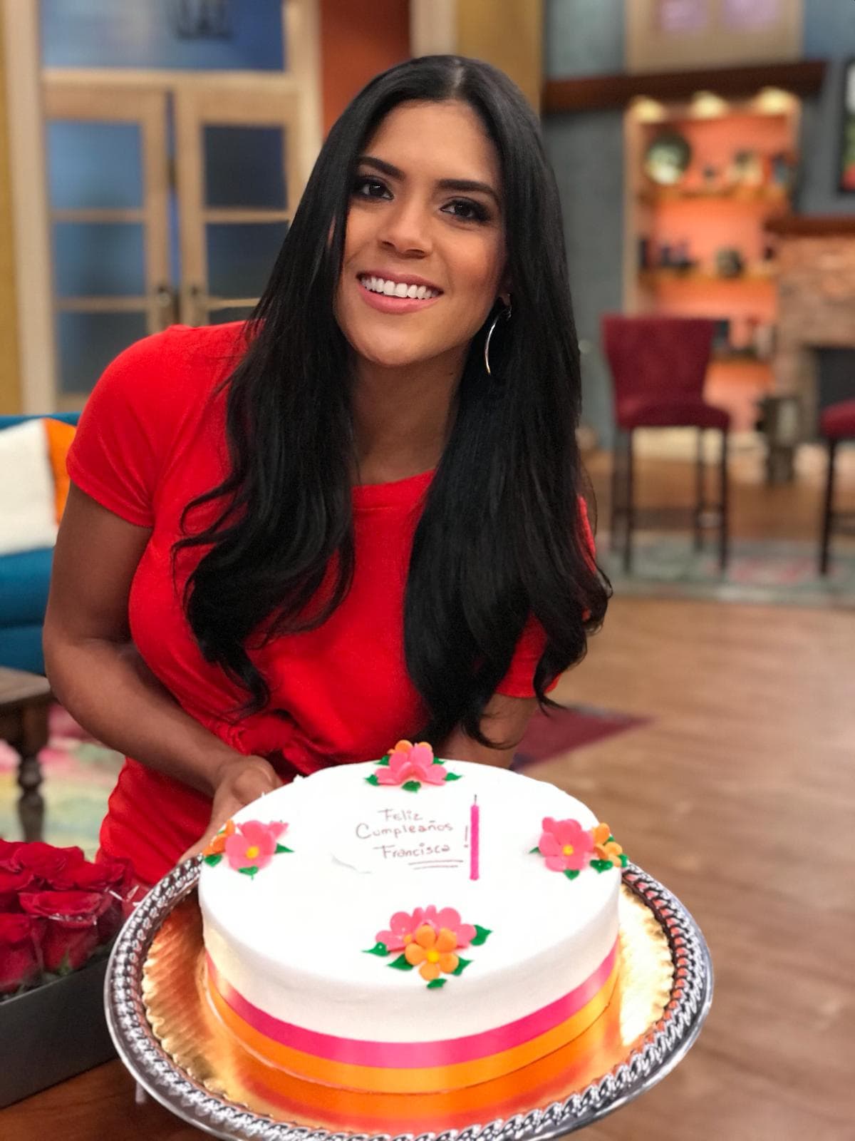 Aún con la emoción del momento a flor de piel, Francisca posó con su pastel de cumpleaños.