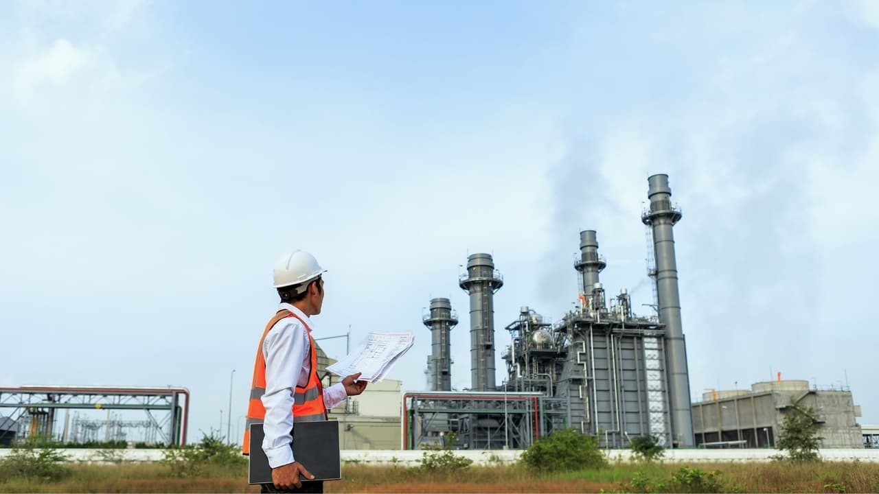 <b>5. Operadores de centrales eléctricas</b>
<br>Los trabajadores a cargo de operar, controlar o hacer mantenimiento a máquinas que generan electricidad ganaron
<b>$114,420</b> en promedio anual.