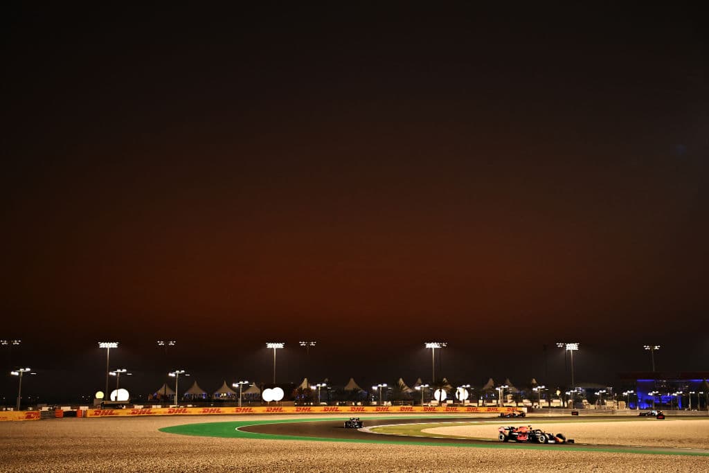 Lewis Hamilton y Mercedes Benz se llevan el Gran Premio de Qatar. El piloto británico logra superarlos y quedarse en la primera posición y por buen tiempo, seguido de Max Verstappen de Red Bull y, en esta ocasión, el español Fernando Alonso le rebató el tercer lugar a Sergio Pérez, quien se vio forzado a hacer doble parada y perder podio.