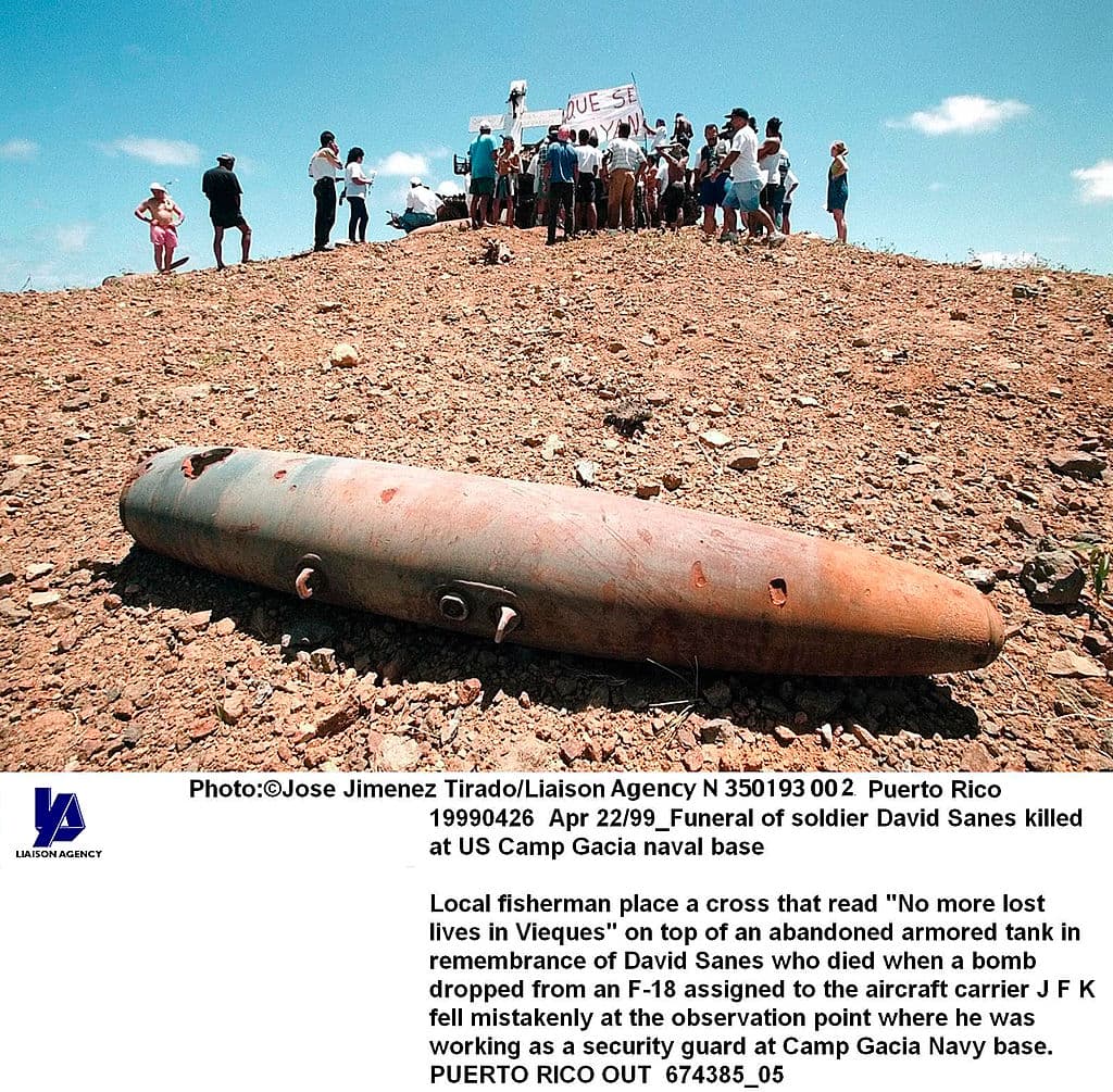 Pescadores y viequenses en una manifestación en terrenos con munición dejada por la Marina.