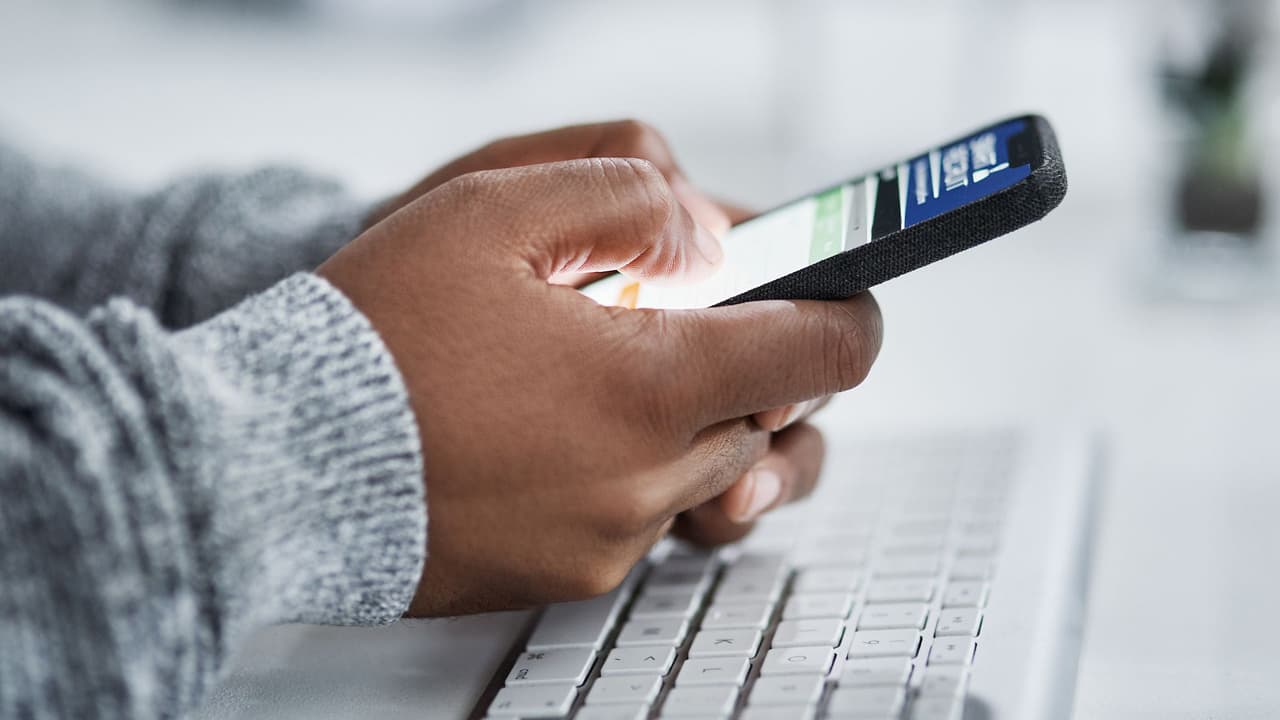 <h3 class="cms-H3-H3">¿De dónde vienen?</h3>
<br>
<br>Cualquiera con conocimientos de programación puede crear un bot. Las empresas de tecnología los usan para mejorar servicios, pero también hay personas o grupos que los crean con fines malintencionados.
<br>Por ejemplo, en periodos electorales, redes sociales como Facebook han identificado bots que 
<b>publican mensajes para influir</b> en la gente, desde una página o cuenta.