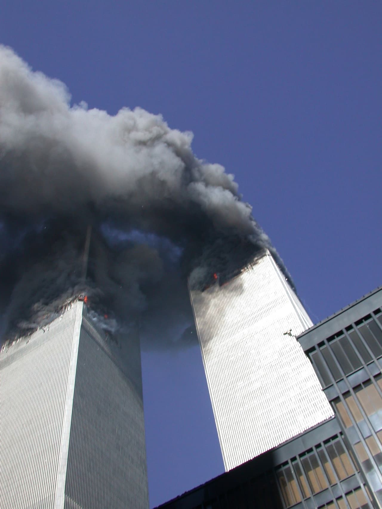 Imagen del World Trade Center luego de ser atacado y antes de colapsar el pasado 
<a href="https://www.univision.com/temas/11-de-septiembre">11 de septiembre de 2001</a>. 
<br>