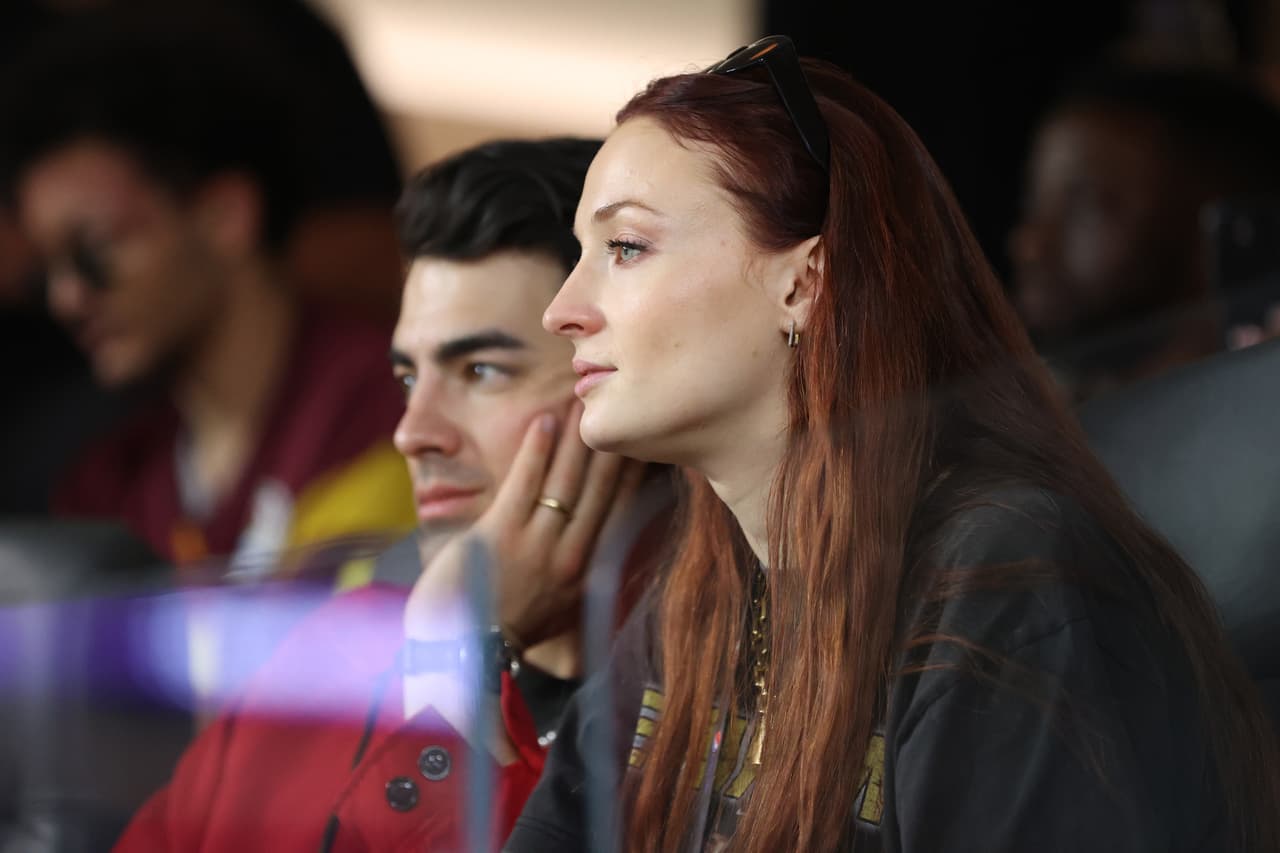 Joe Jonas y Sophie Turner fueron captados muy atentos a lo que pasaba en la cancha.