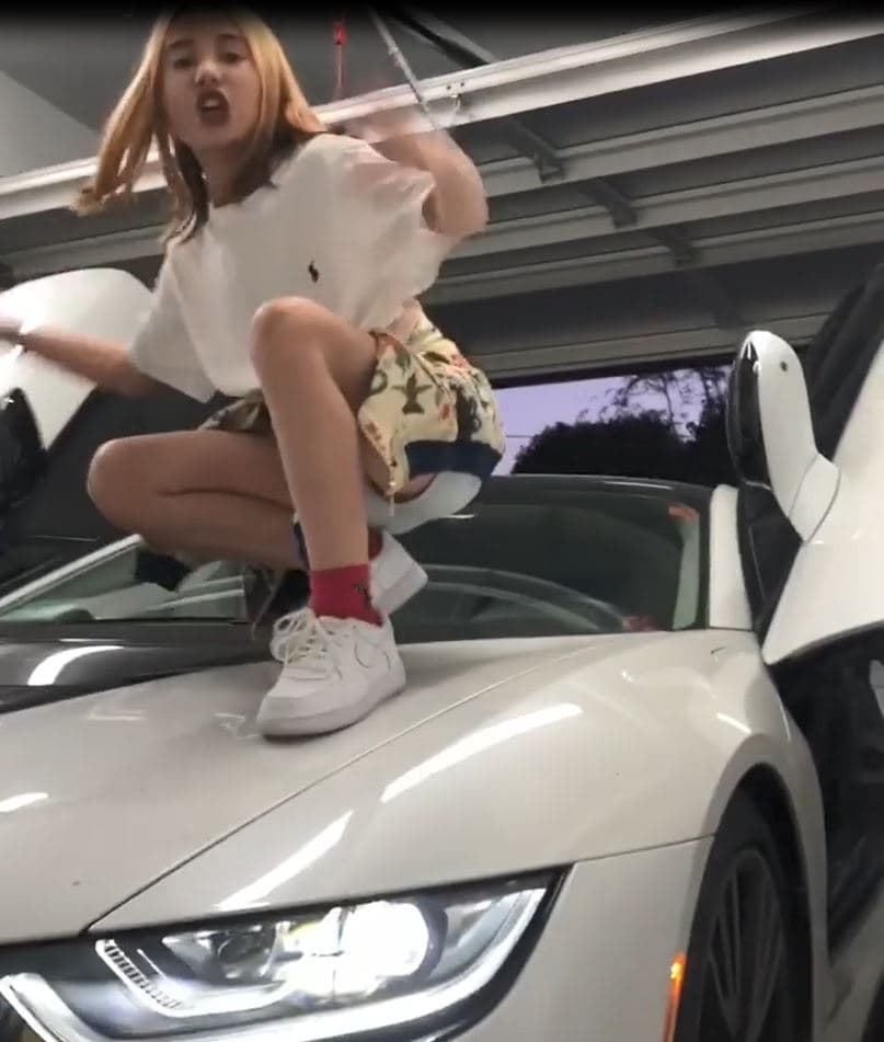 Dentro de sus actos de irreverencia también se le puede ver sobre el cofre de un BMW i8.