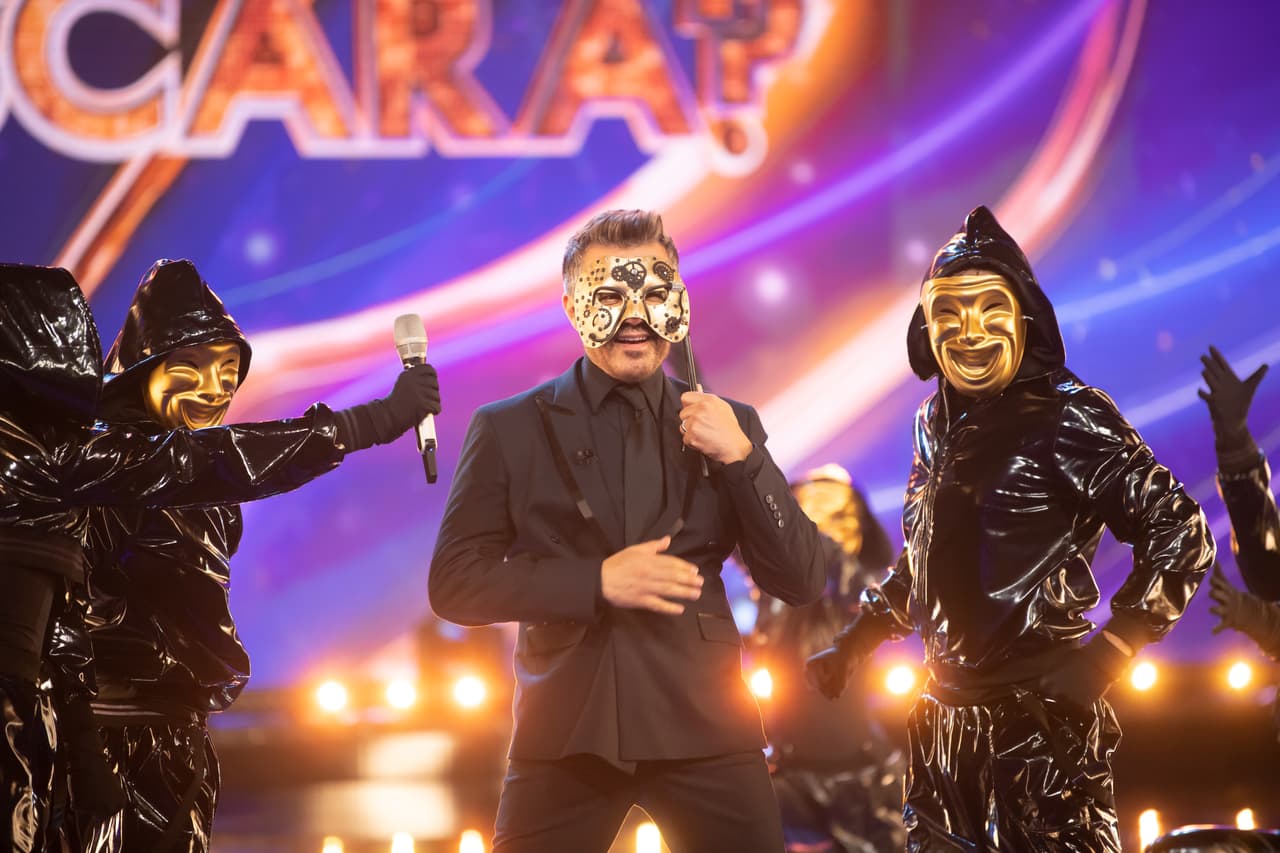 La tercera temporada de ¿Quién Es La Máscara? tuvo un estreno espectacular. Desde el primer momento se vivió un ambiente de fiesta para recibir a su nuevo conductor, el exinvestigador Adrián Uribe.