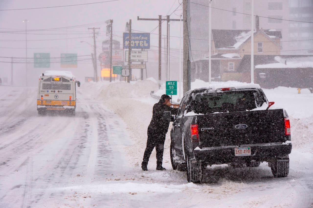 Según la policía, en el condado de Snyder, también en Pennsylvania,
<a href="https://www.nbcnews.com/news/weather/winter-storm-blasts-east-coast-dumping-more-snow-some-saw-n1251526"><u>un conductor que "perdió el control en condiciones de nieve" </u></a>murió en otro accidente. La fotografía muestra una calle nevada en Saugus, Massachusetts.