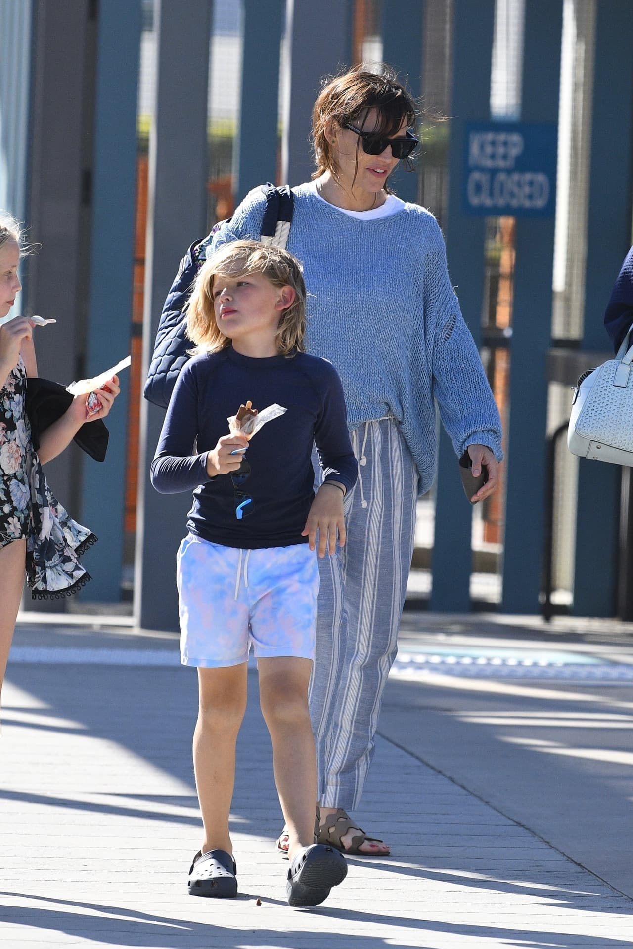 <b><a href="https://www.univision.com/temas/jennifer-garner">Garner y Affleck</a></b> aún lo acompañan al colegio y se le ha visto muy apegado a Ben Affleck.