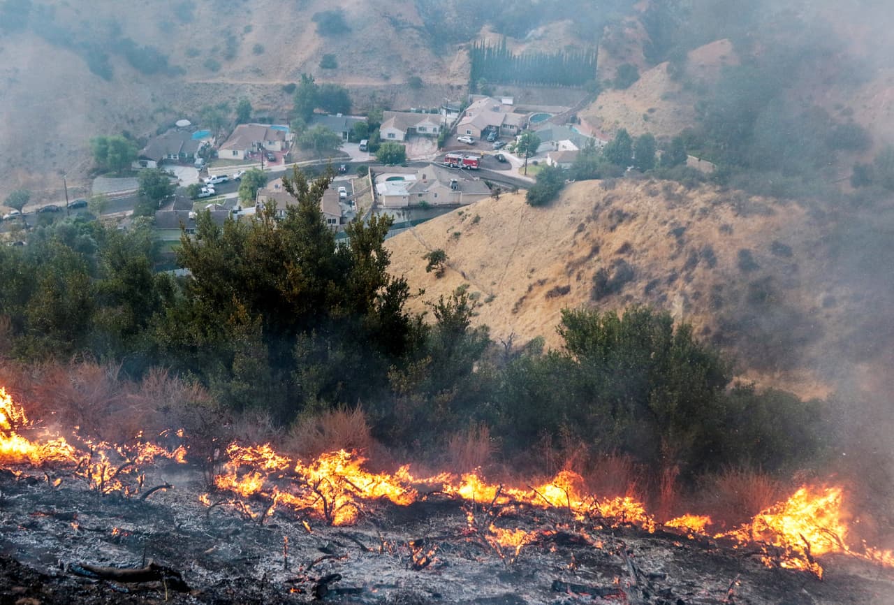Las autoridades afirmaron que por ahora no hay víctimas mortales ni heridos como consecuencia del incendio, que ha destruido tres edificios.