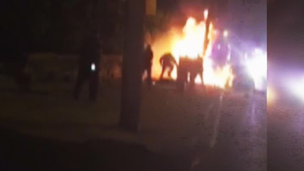 Un hispano salió en llamas de su auto y la policía le pateó en lugar de ayudarlo: todo lo que se sabe del caso