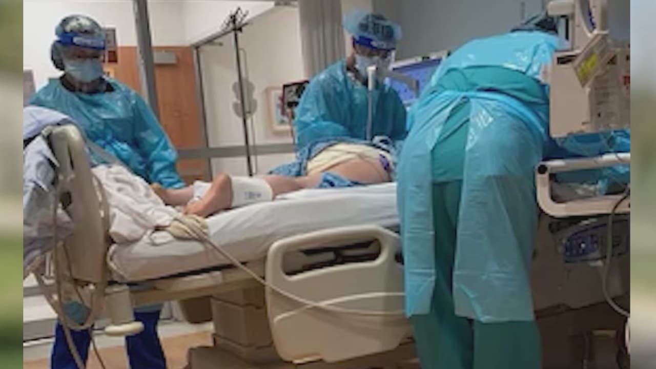 <a href="https://www.univision.com/local/houston-kxln/vacuna-coronavirus-madre-hospitalizada-alba-mejia-houston-secuelas">Alba Mejía contó cómo fue que ella y su hija de 16 años, Kelsy,</a> terminaron contagiadas luego de negarse a recibir la vacuna contra el coronavirus. “Mientras ella luchaba por su vida, yo también estaba hospitalizada y en condición grave”, dijo.