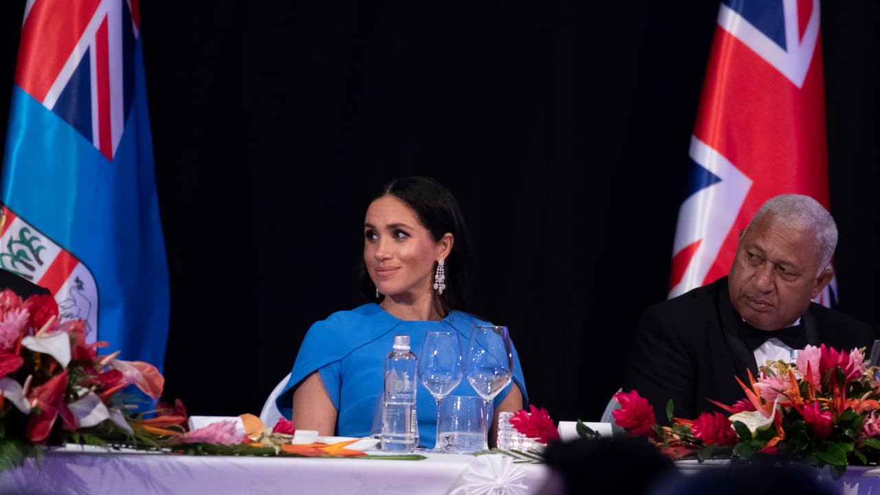 Como resultado, Meghan Markle siguió el consejo y apareció en la cena ofrecida por el presidente de Fiyi, Jioji Konrote, con un vestido azul y sin tiara.
<br>