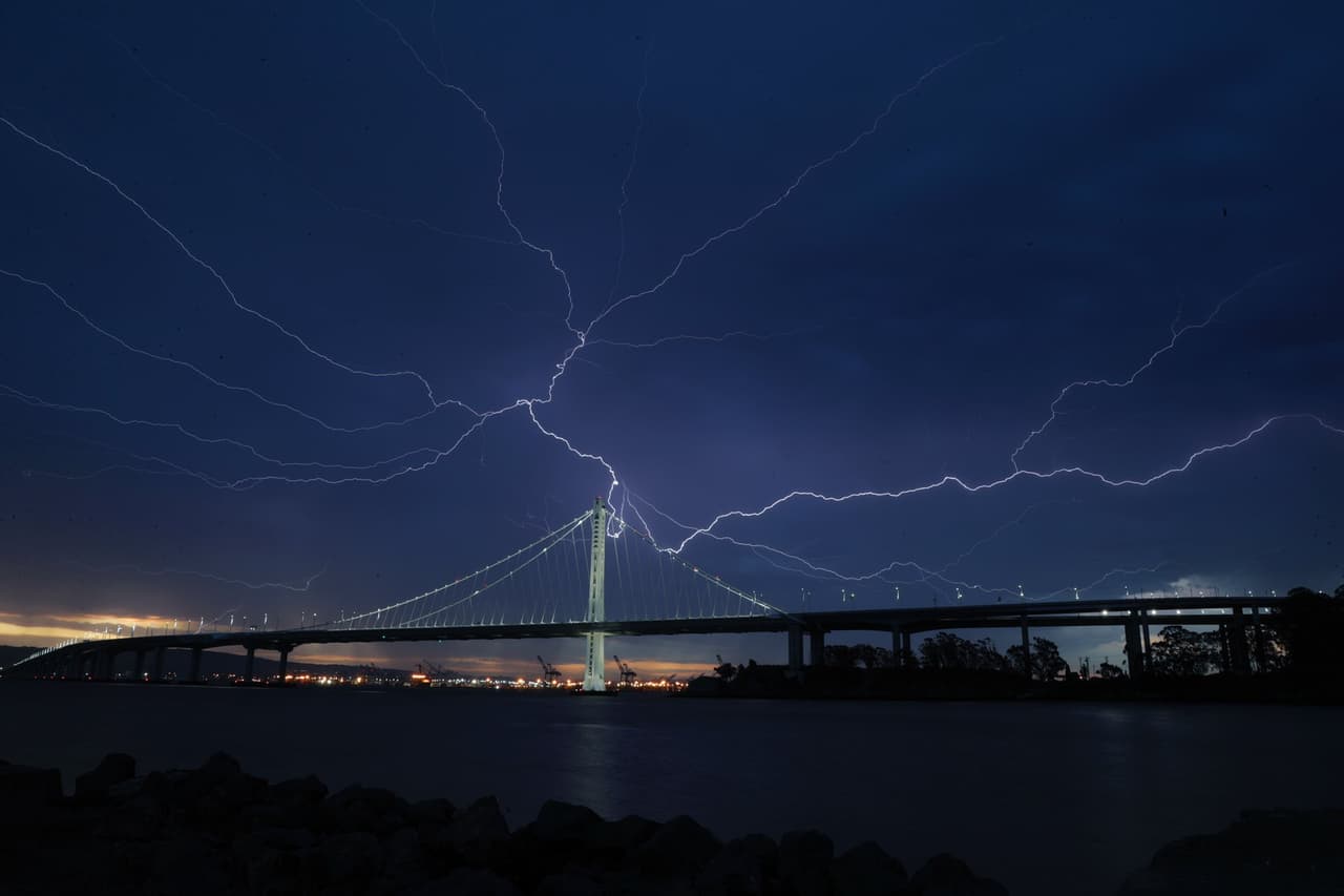 Árboles caídos, apagones e incendios son algunos de los estragos de la serie de tormentas eléctricas que entró esta madrugada al Área de la Bahía y que se espera se prolonguen a lo largo del lunes.
