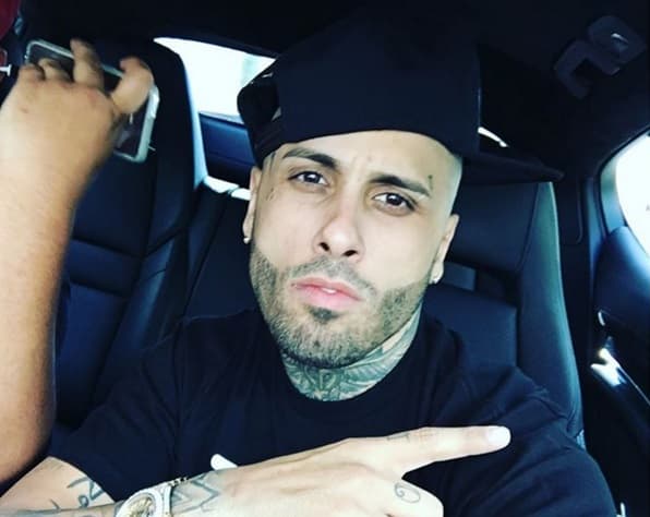 2. Hace apenas algunos años Nicky Jam llegó a sufrir de sobrepeso, pero con los años su apariencia mejoró pues decidió cuidarse para salir adelante.