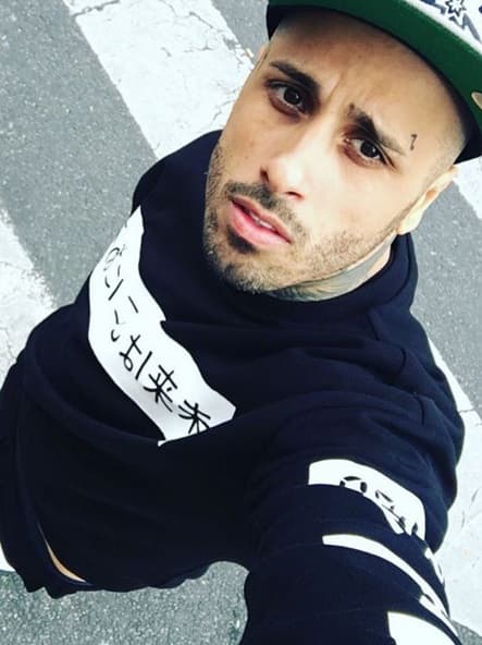 4. Aunque a Nicky le fascina el fashionismo, ha declarado que su color favorito para vestir es el negro.