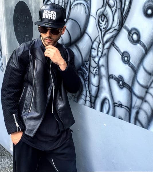 2. Yandel, quien ha destacado como solista, conoció a Wisin en la escuela, compañero con el que formó por unos años una de las agrupaciones más populares de la música urbana.