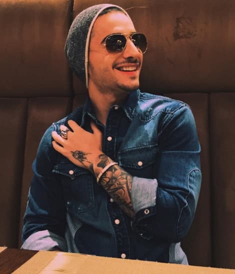 2. A la par de la música otra de sus grandes pasiones es el futbol.