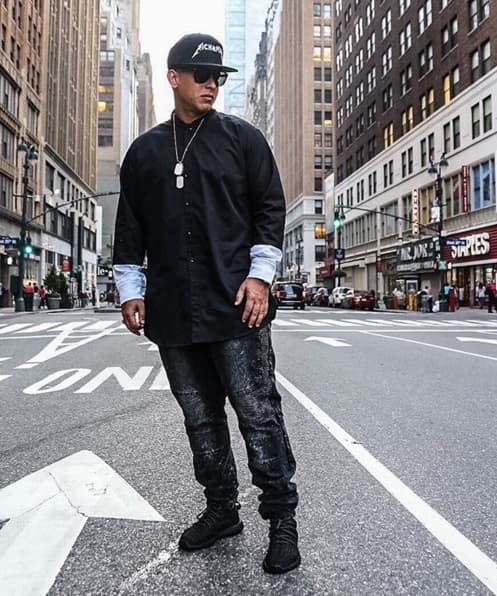 1. Daddy Yankee en un inicio quería ser jugador de básquetbol profesional, pero tras sufrir una herida de bala en la pierna, decidió dedicarse a la música.