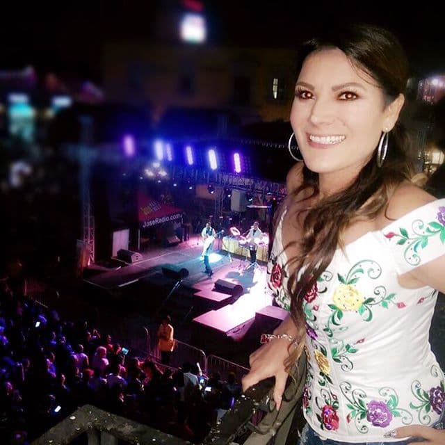 El talento de Diana Reyes también se ha visto acompañado por vestidos bordados a mano al puro estilo mexicano.